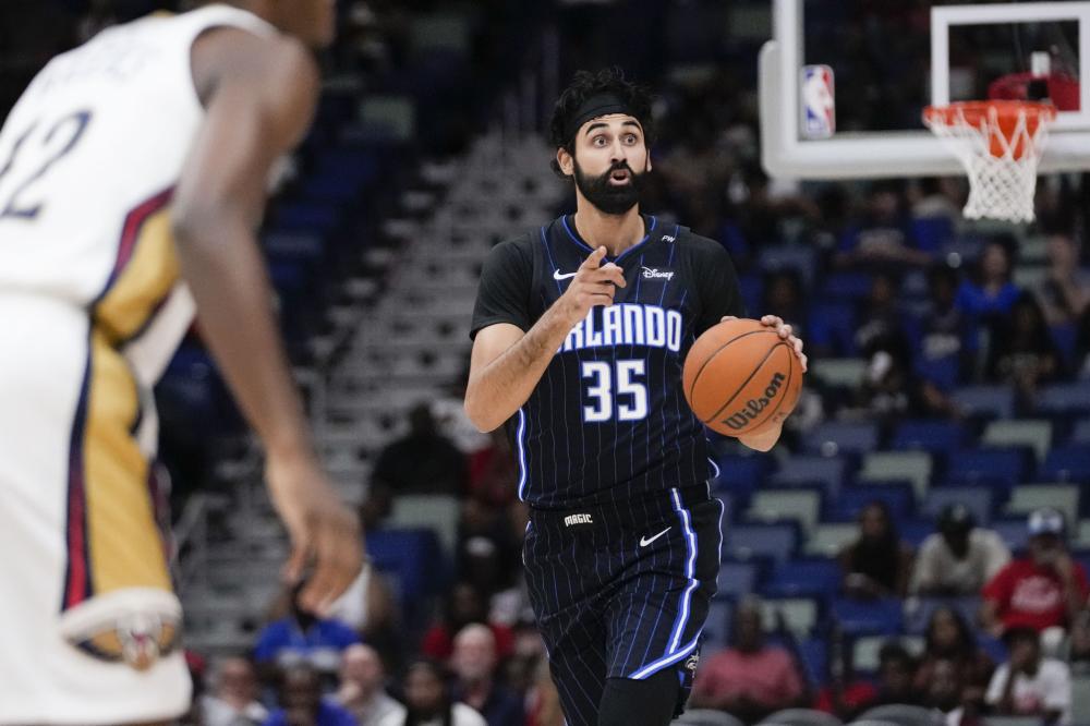 崔永熙受伤提前离场 伤退前贡献2分4篮板3助攻.