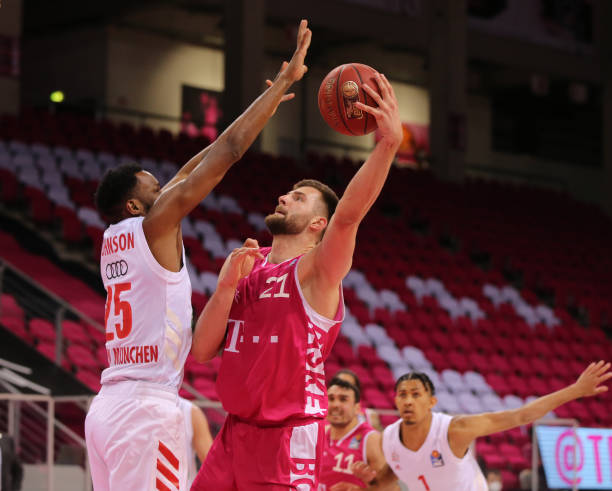 进攻端的支持力度也太低了！湖人锋线大将似乎并不适合出任先发？.